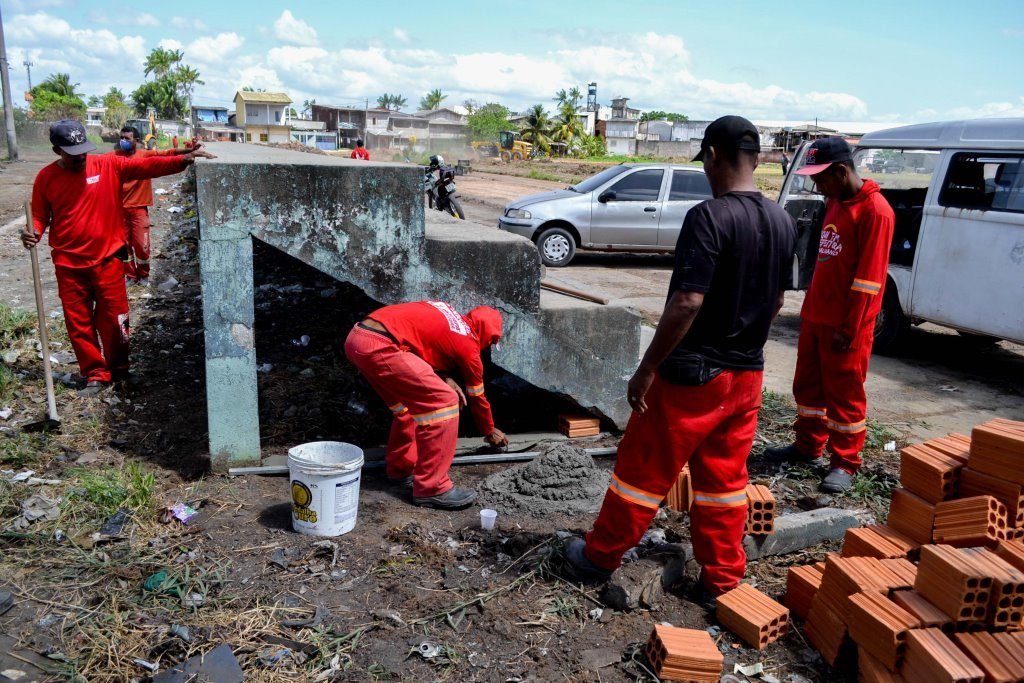 Prefeitura faz intervenção em arquibancada e encaminha população em situação de rua a abrigos e comunidades terapêuticas