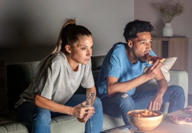 Distração à mesa aumenta o risco de comer em excesso, aponta estudo